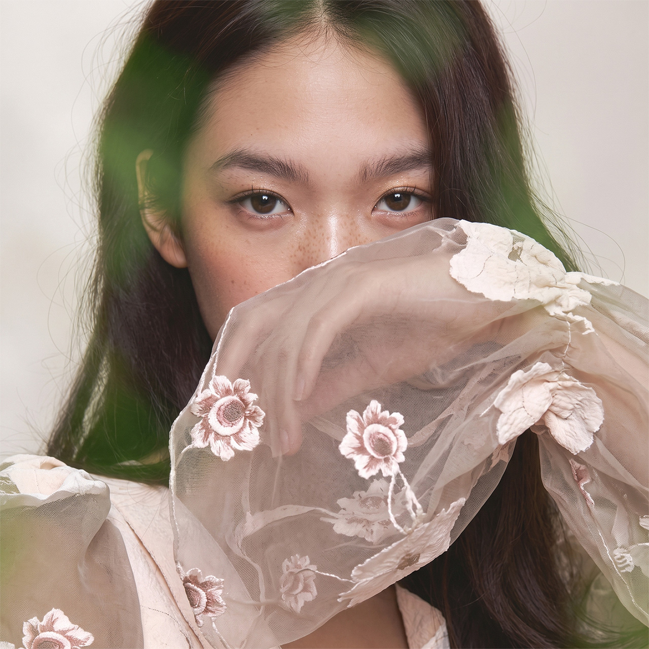 눈매에 빛이 드리운 흑백 인물 — 눈 수술
