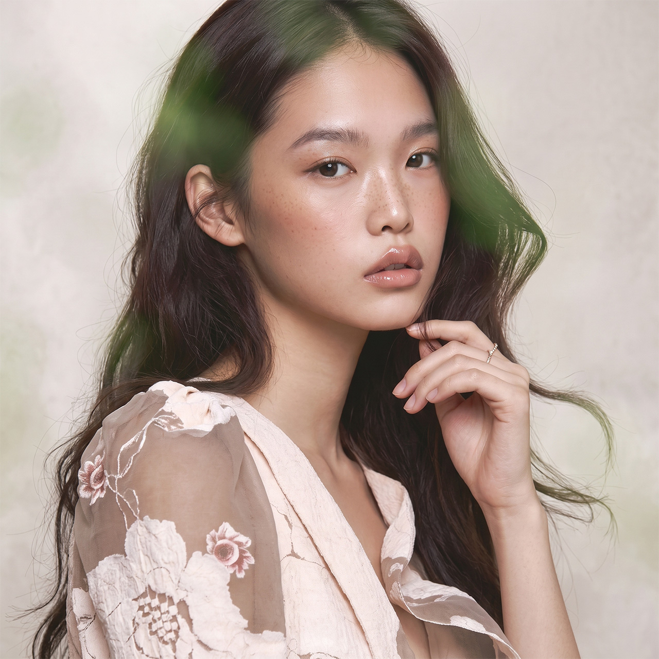 부드럽게 솟은 엠보싱의 곡면 — 얼굴의 윤곽과 라인